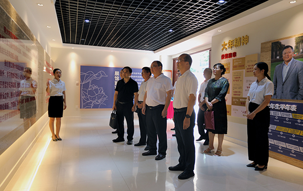 3局党组书记郑杰忠率调研组参观黄大年同志事迹展馆,详细了解这位从广西地矿系统走出去的“时代楷模”“人民教育家”.jpg