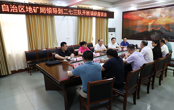4郑杰忠率调研组在二七三队进行座谈,详细了解该队工作开展情况、存在的困难和问题以及下一步工作计划(陈新 摄).jpg