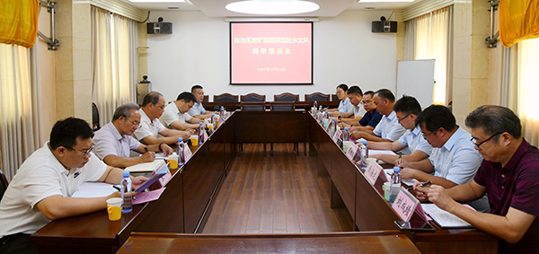 调研组认真听取水文队工作汇报(蓝佳瑜 摄).jpg