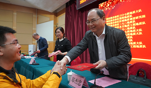 2闭幕式上,郑杰忠为获奖选手颁奖(张文浩 摄).jpg