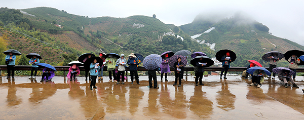 5实操现场藏于云境,队员们专注的身影,与身后云雾缭绕的山峰相映,勾勒出一幅奋斗画卷(梁旭光 摄).jpg